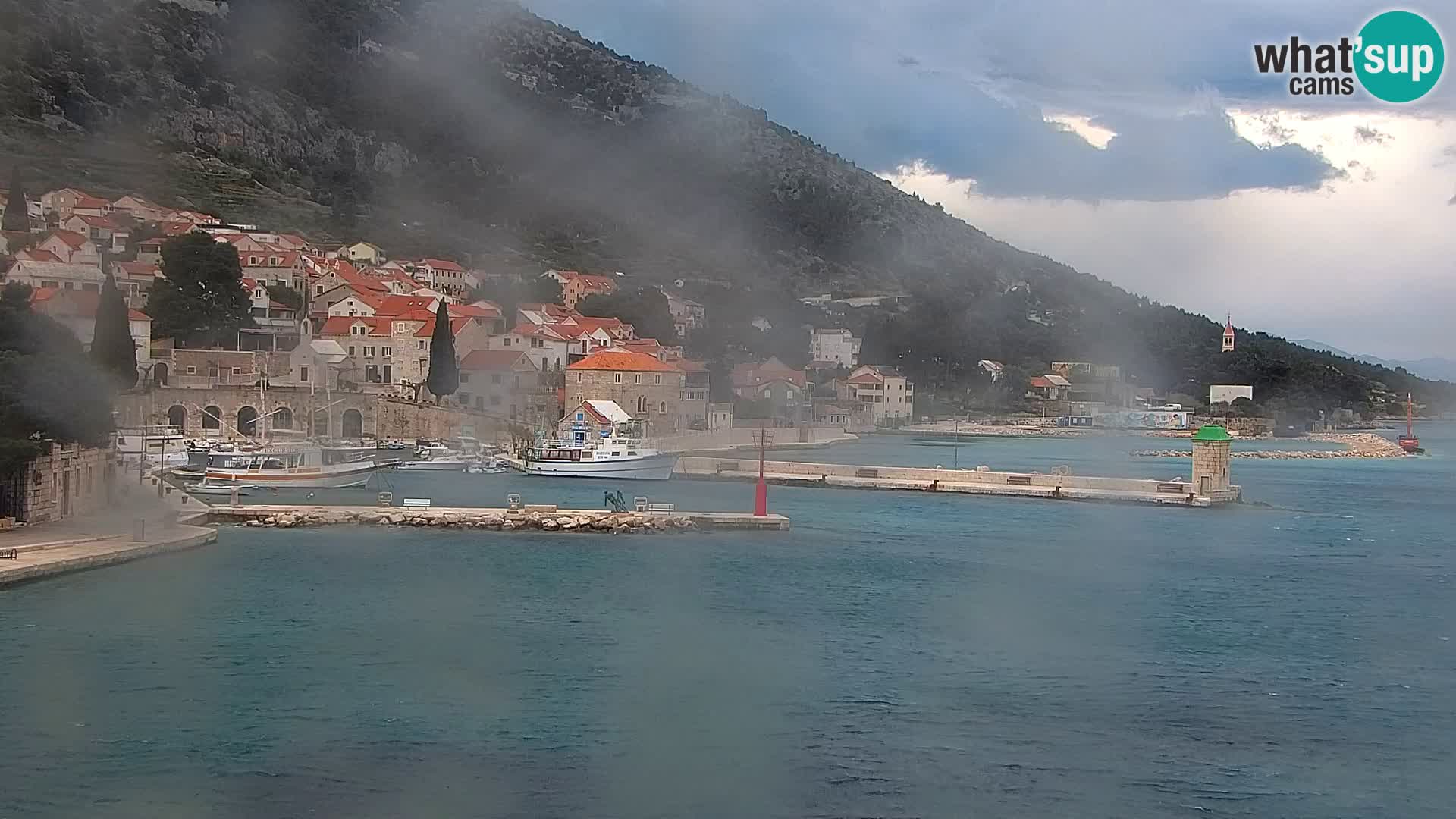 Spletna kamera Bol – Center mesta in marina v živo