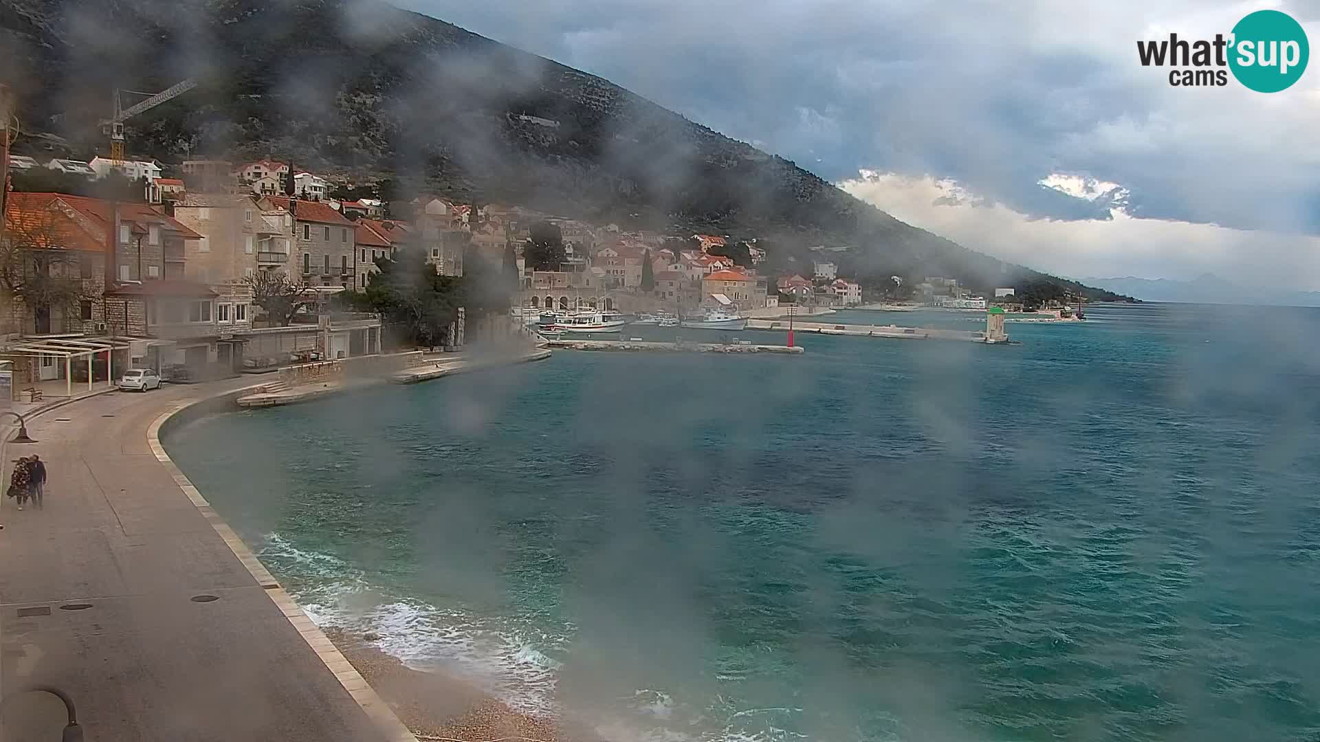 Spletna kamera Bol – Center mesta in marina v živo