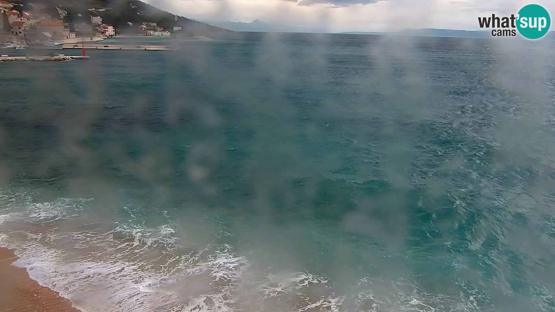 Spletna kamera Bol – Center mesta in marina v živo