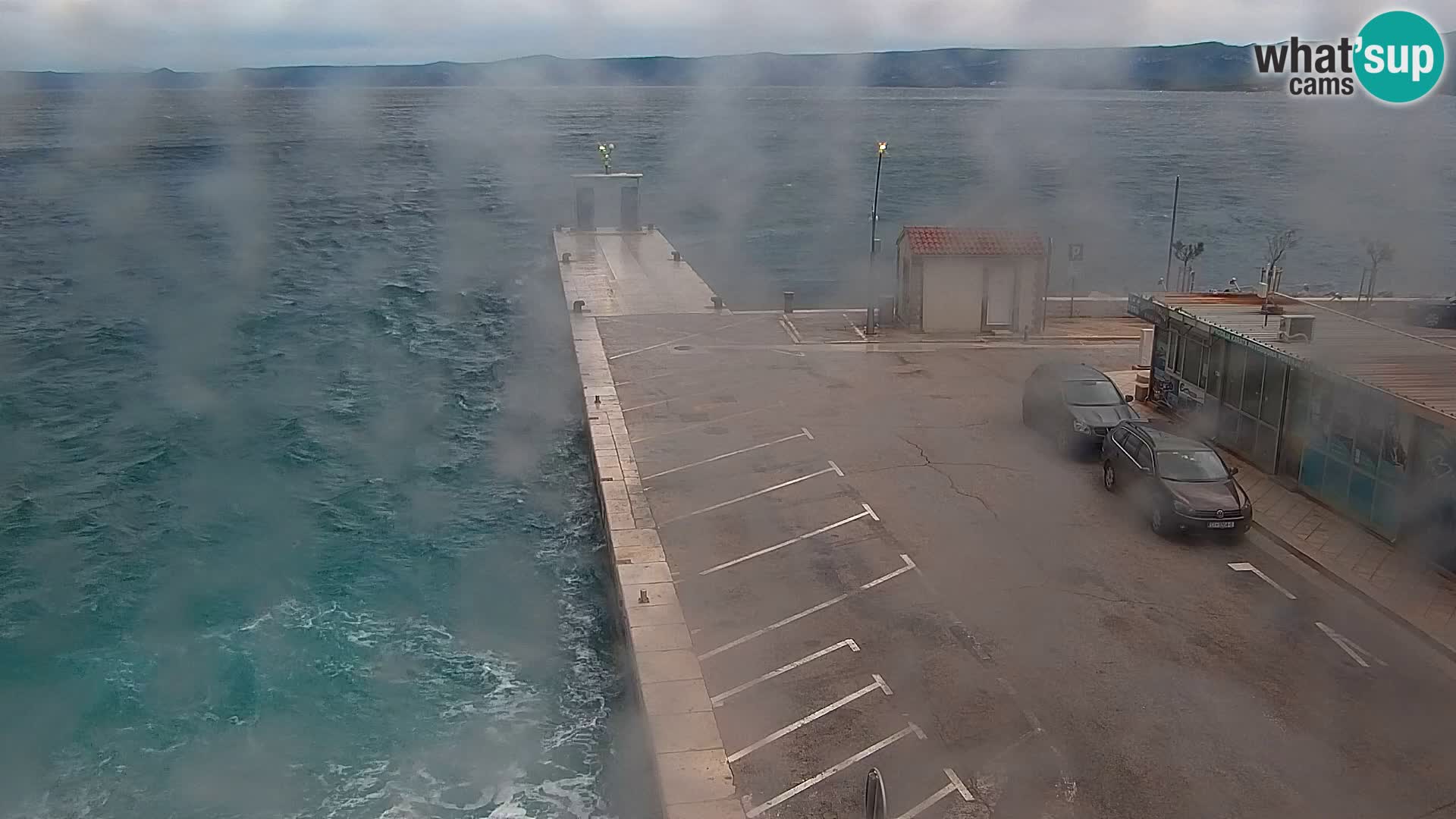 Spletna kamera Bol – Center mesta in marina v živo