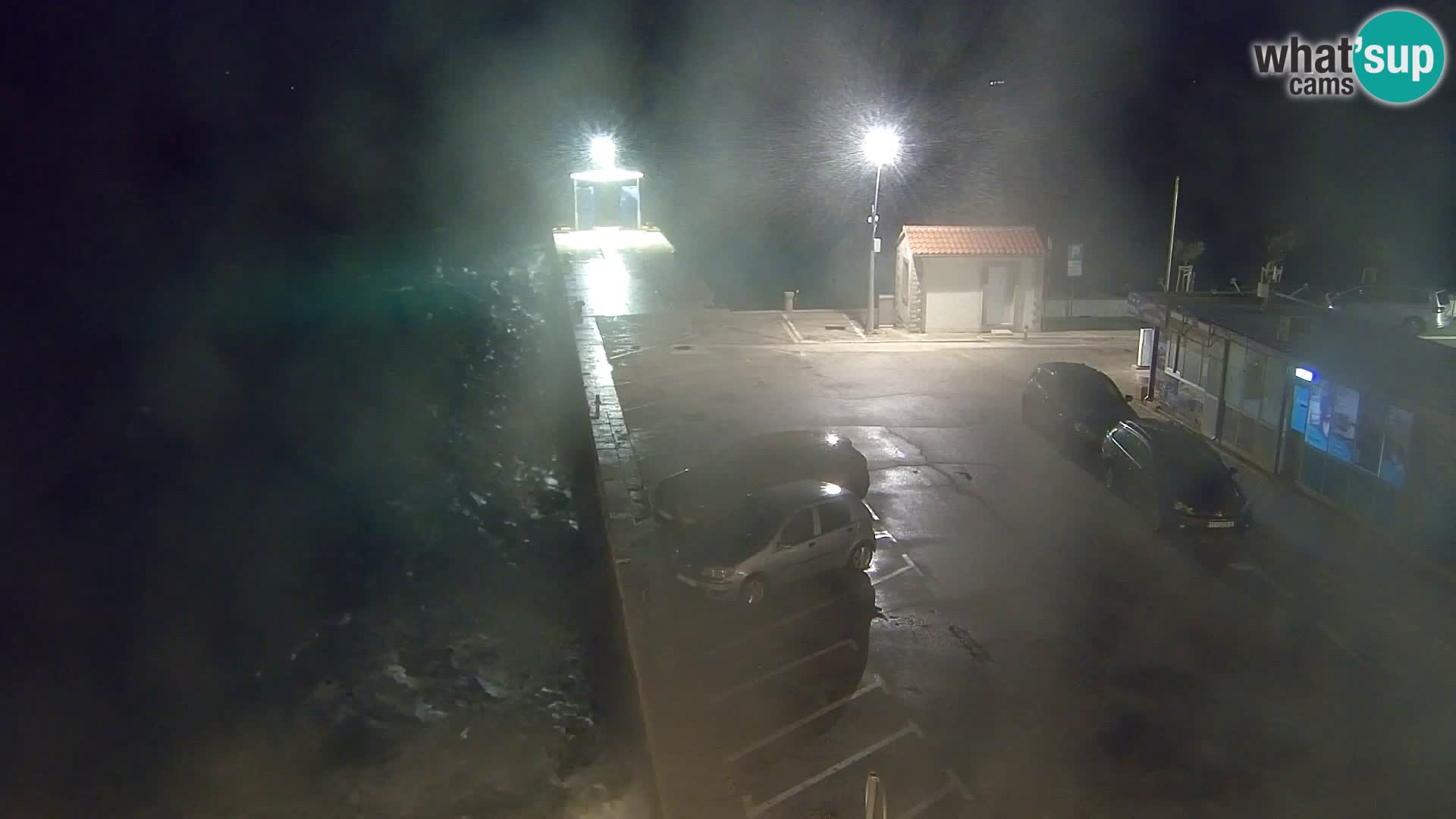 Spletna kamera Bol – Center mesta in marina v živo