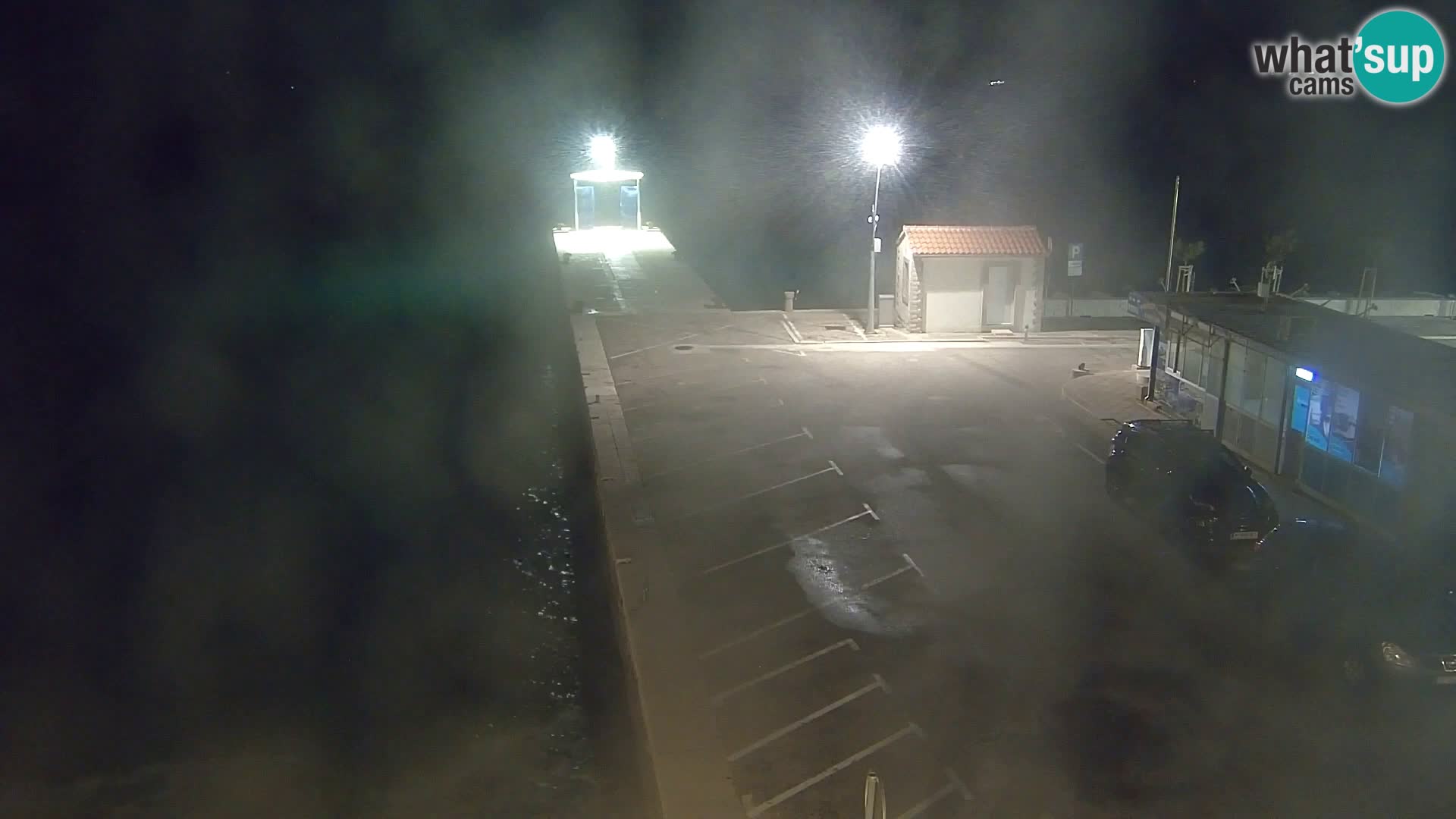 Spletna kamera Bol – Center mesta in marina v živo