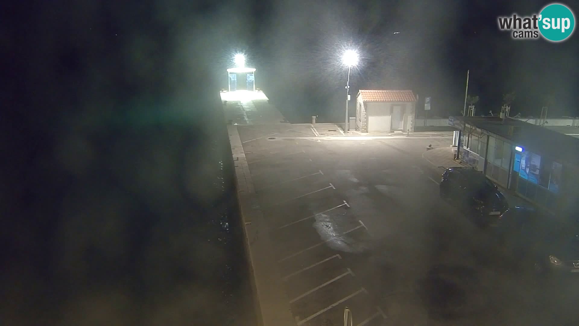 Spletna kamera Bol – Center mesta in marina v živo