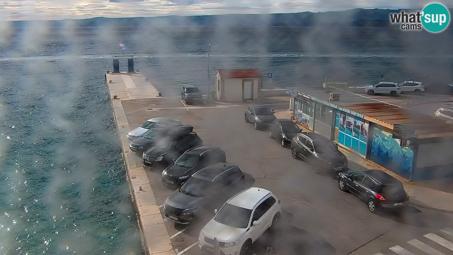 Spletna kamera Bol – Center mesta in marina v živo