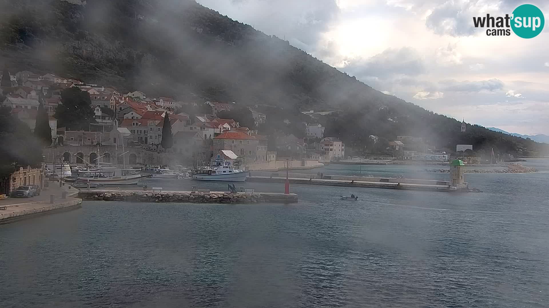 Web kamera Bol – Centar mjesta i marina | Pogled uživo