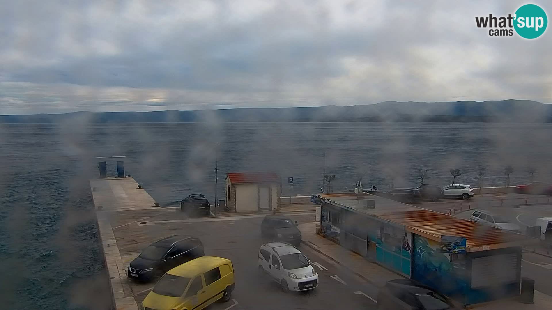 Spletna kamera Bol – Center mesta in marina v živo