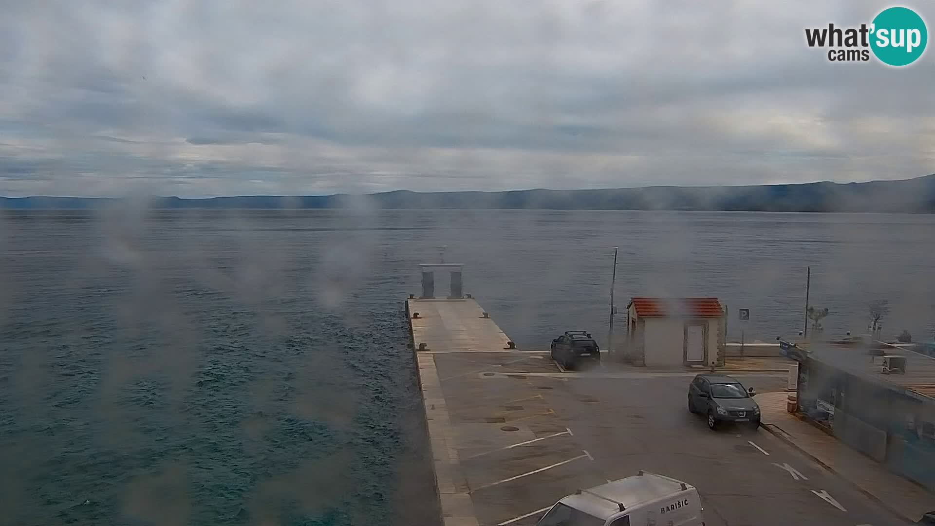 Spletna kamera Bol – Center mesta in marina v živo