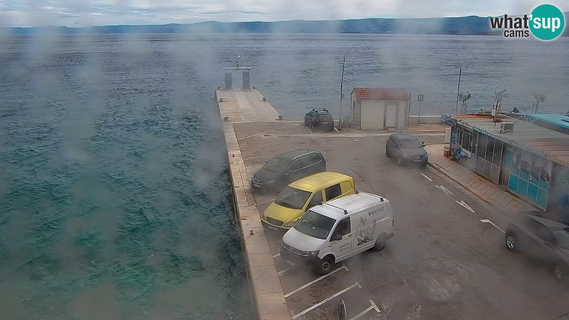 Spletna kamera Bol – Center mesta in marina v živo