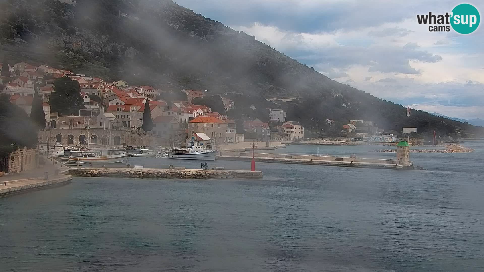 Spletna kamera Bol – Center mesta in marina v živo