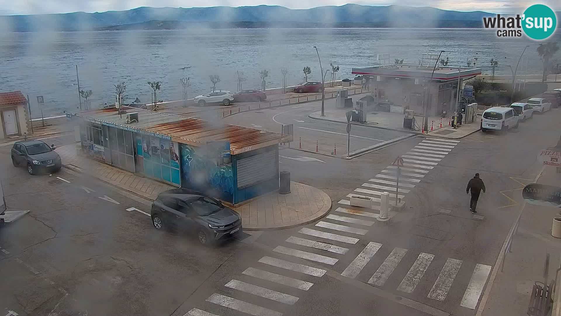 Spletna kamera Bol – Center mesta in marina v živo