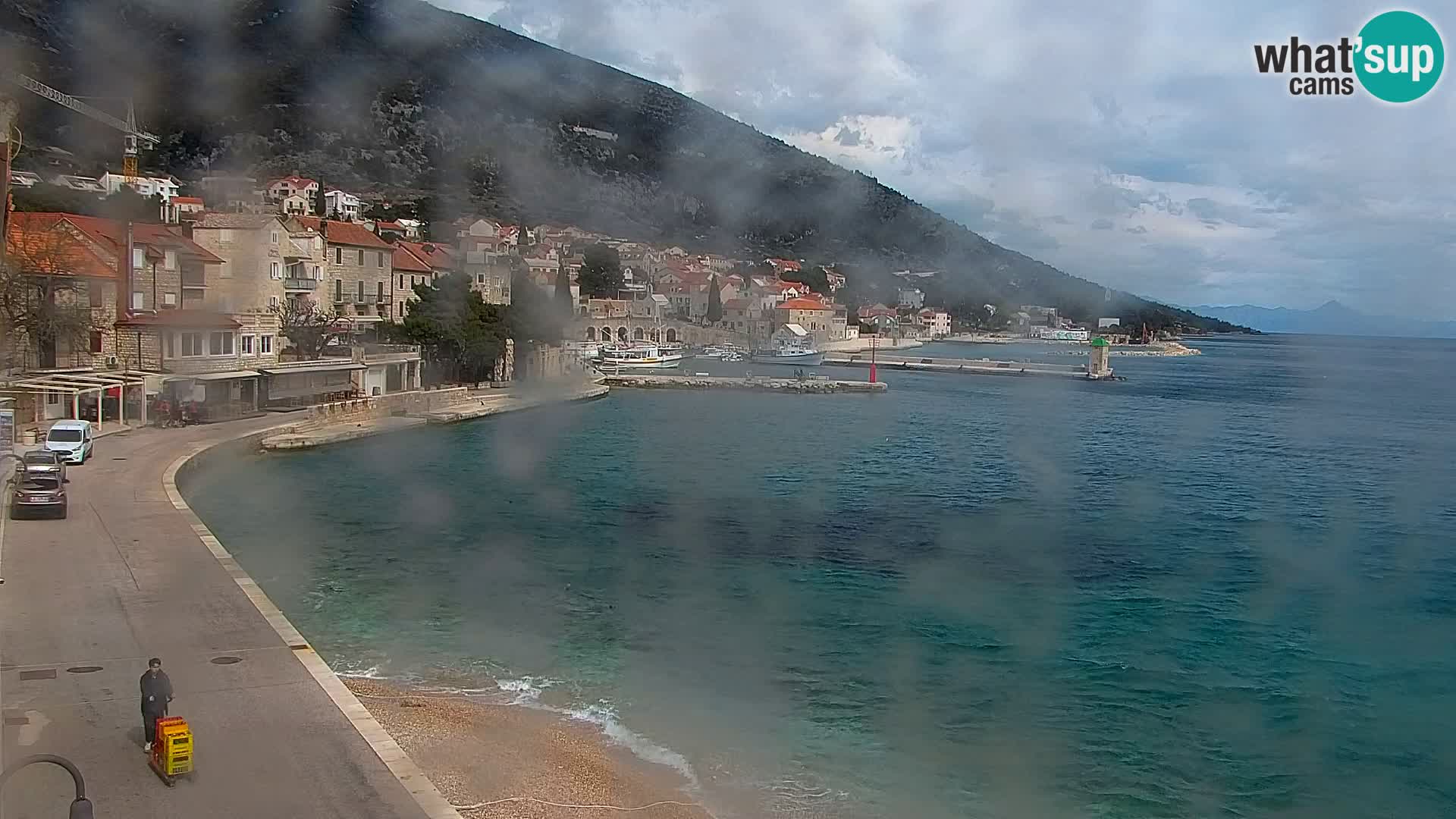 Spletna kamera Bol – Center mesta in marina v živo