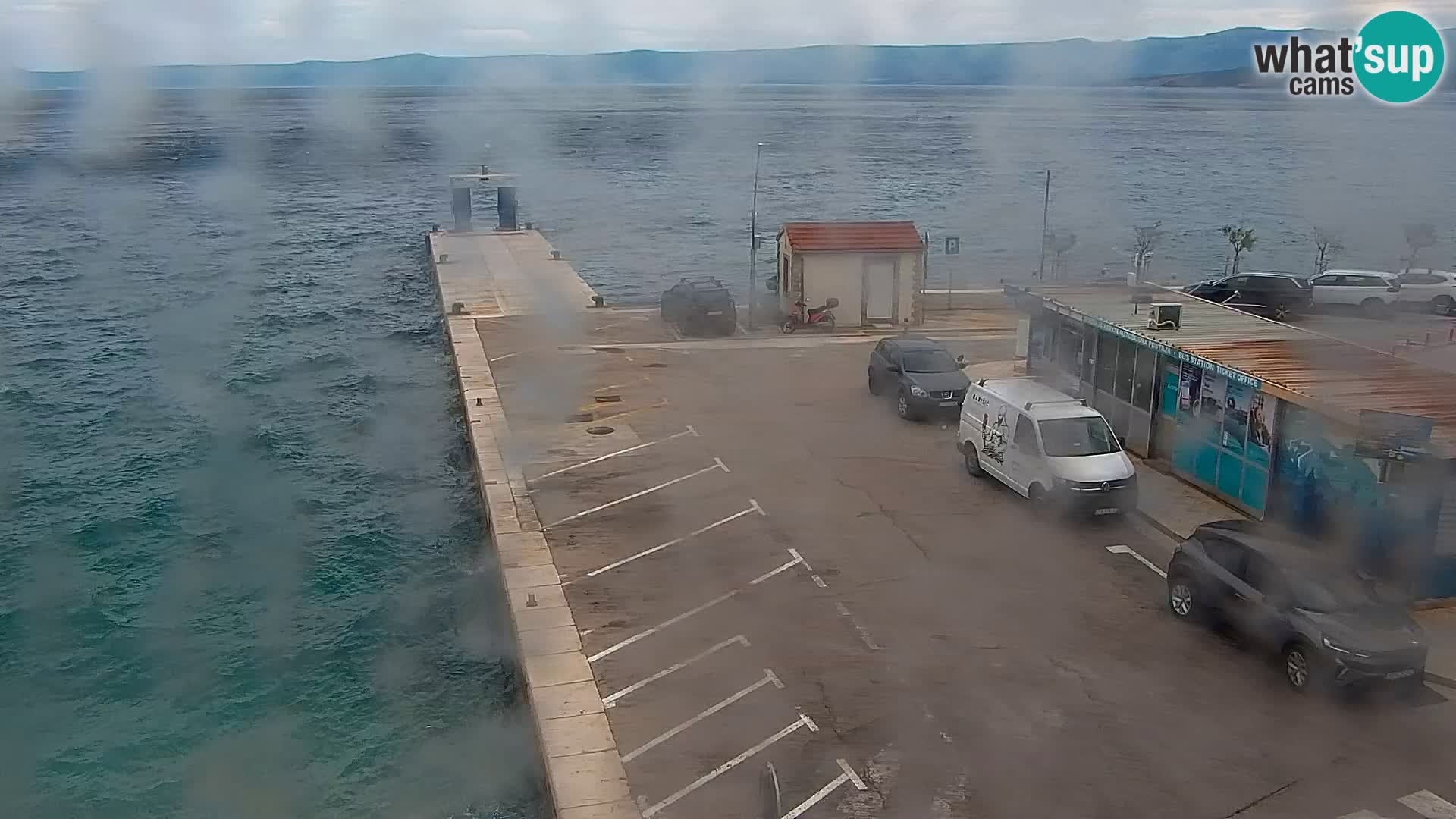 Spletna kamera Bol – Center mesta in marina v živo