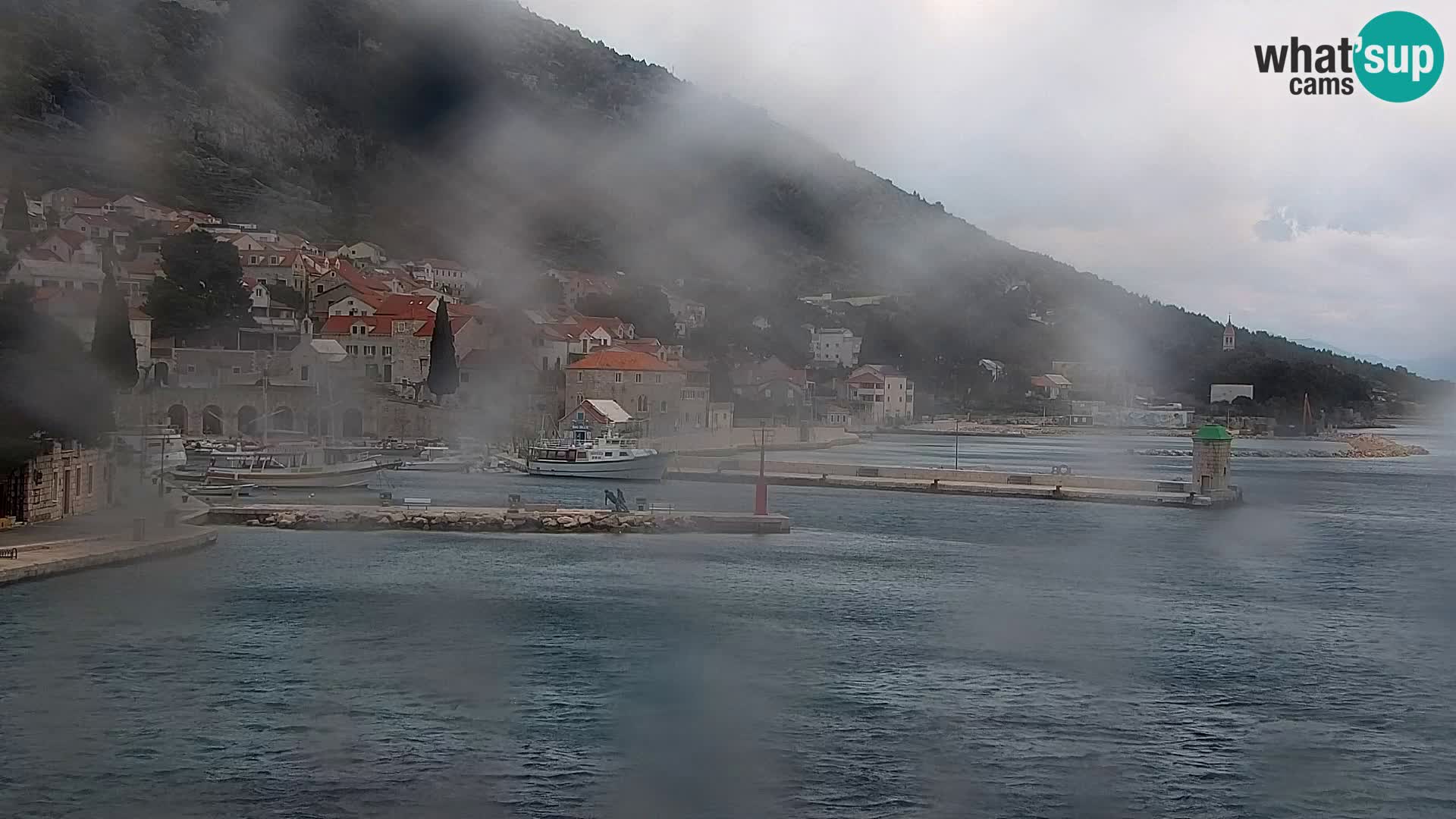 Spletna kamera Bol – Center mesta in marina v živo