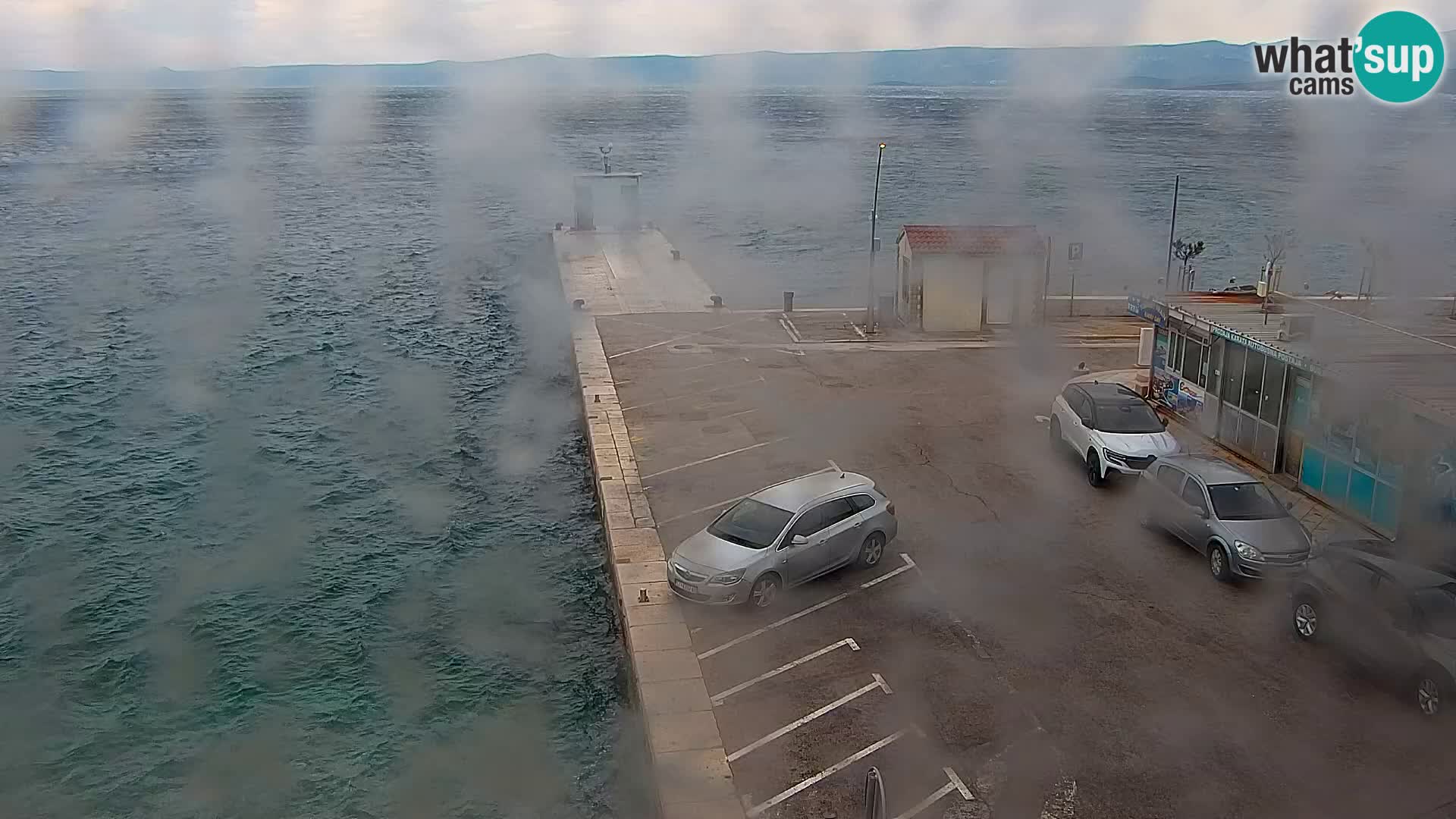 Spletna kamera Bol – Center mesta in marina v živo