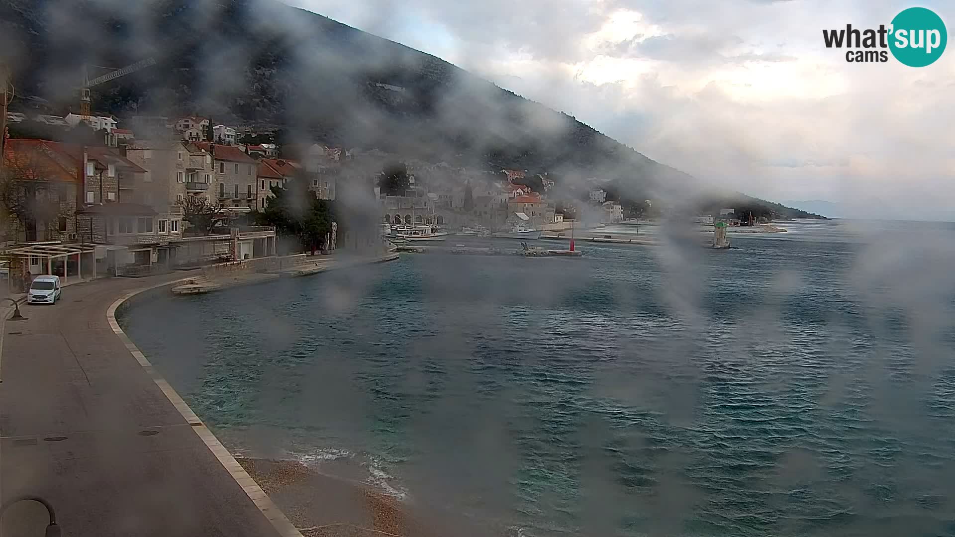 Spletna kamera Bol – Center mesta in marina v živo