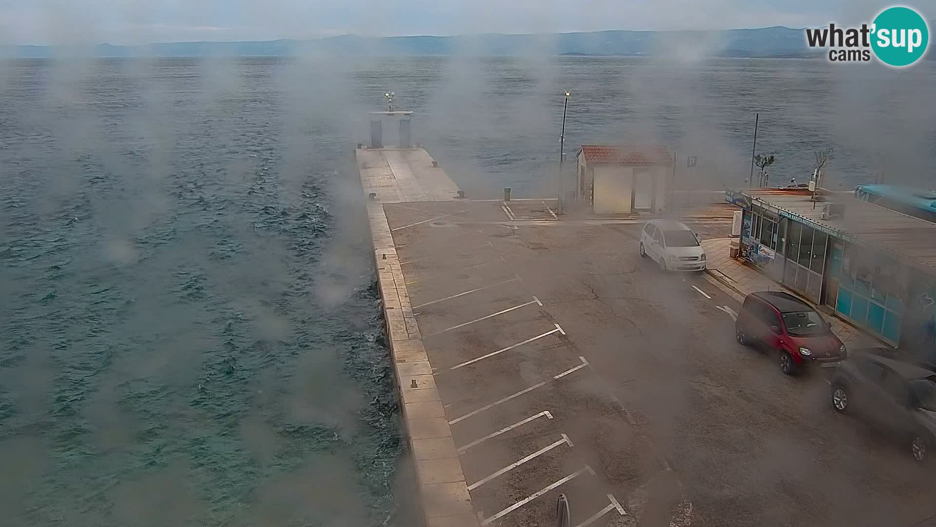 Spletna kamera Bol – Center mesta in marina v živo