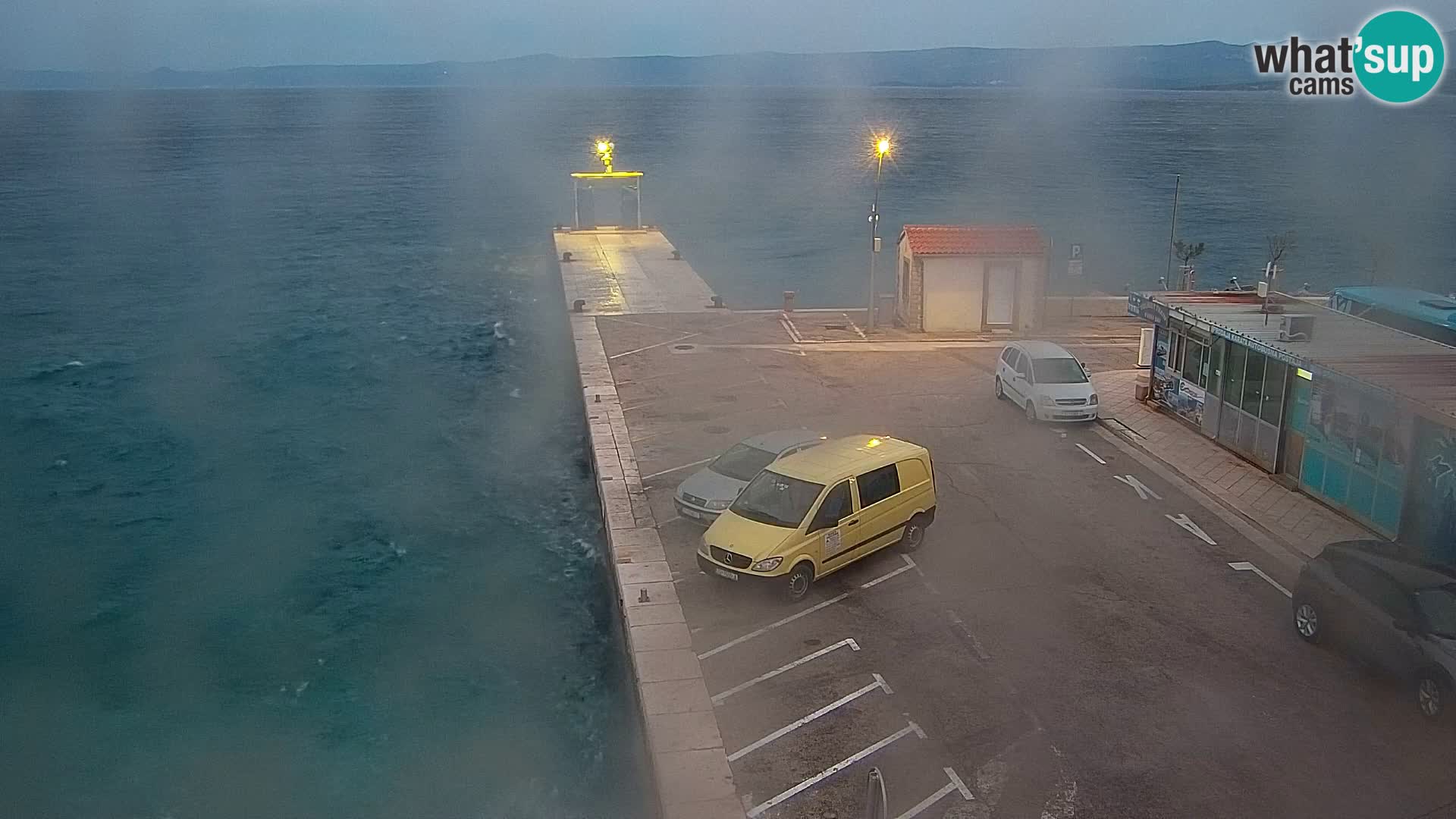 Web kamera Bol – Centar mjesta i marina | Pogled uživo