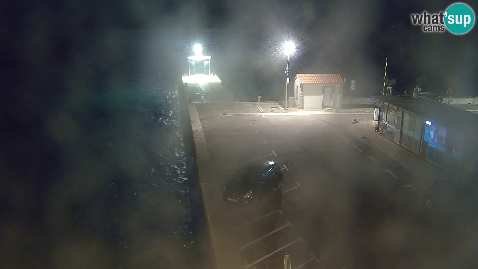 Spletna kamera Bol – Center mesta in marina v živo