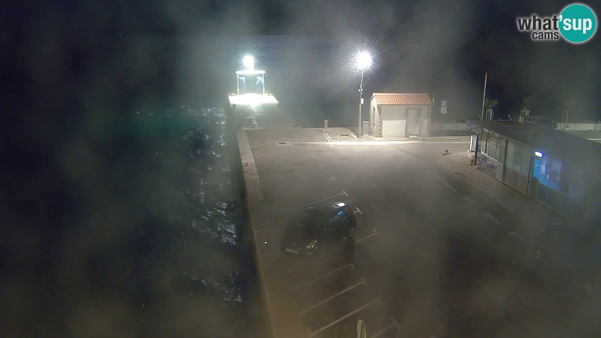 Spletna kamera Bol – Center mesta in marina v živo