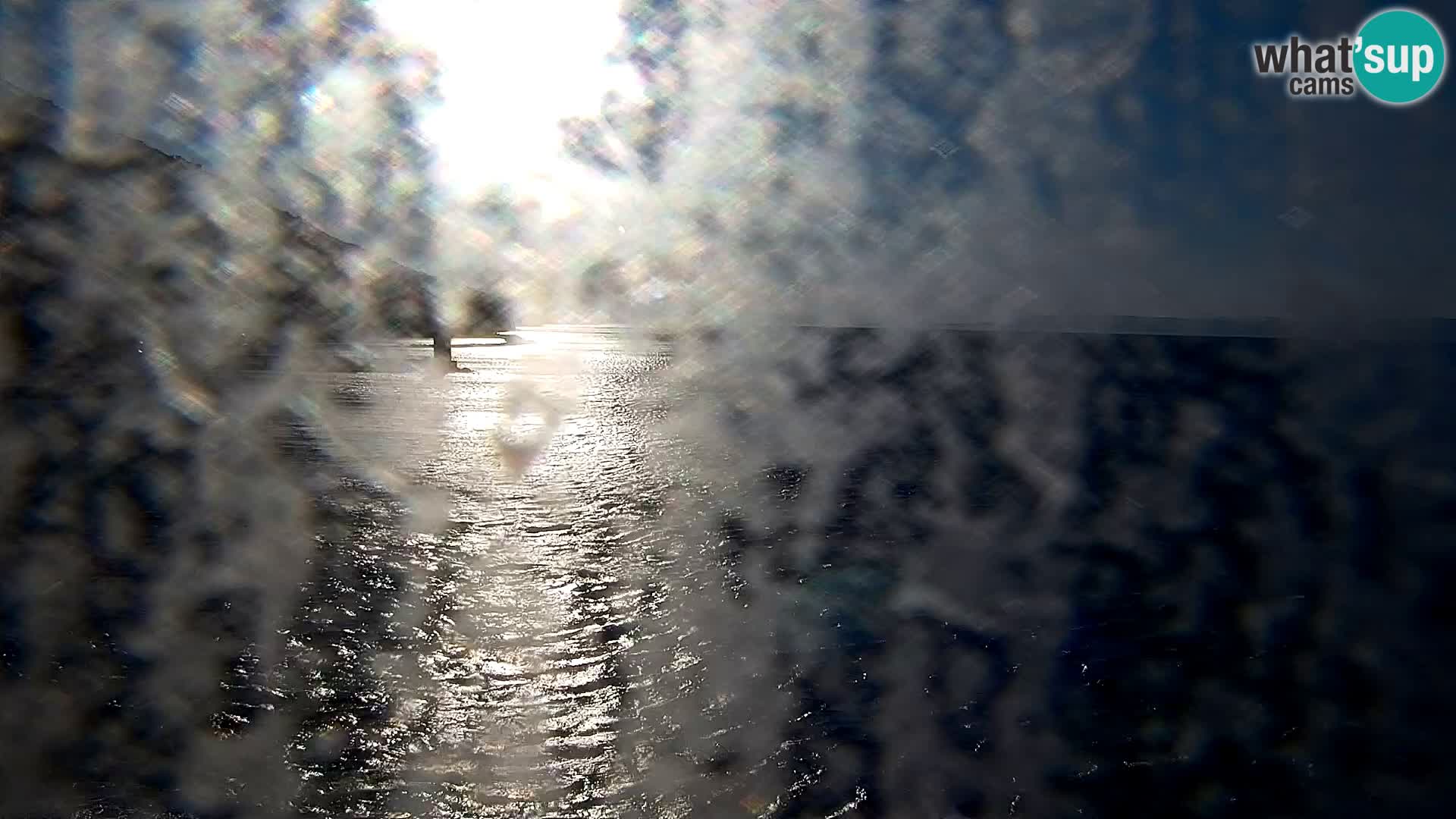 Spletna kamera Bol – Center mesta in marina v živo