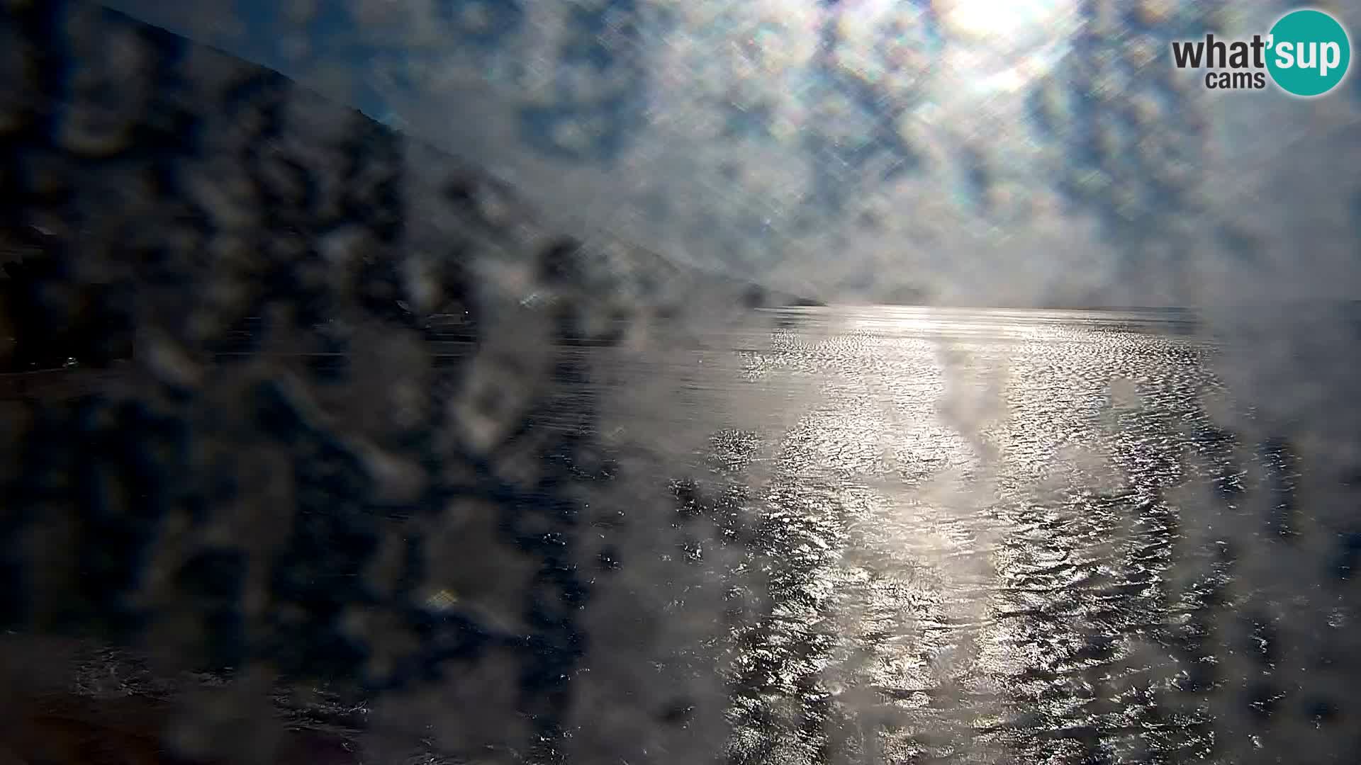 Spletna kamera Bol – Center mesta in marina v živo