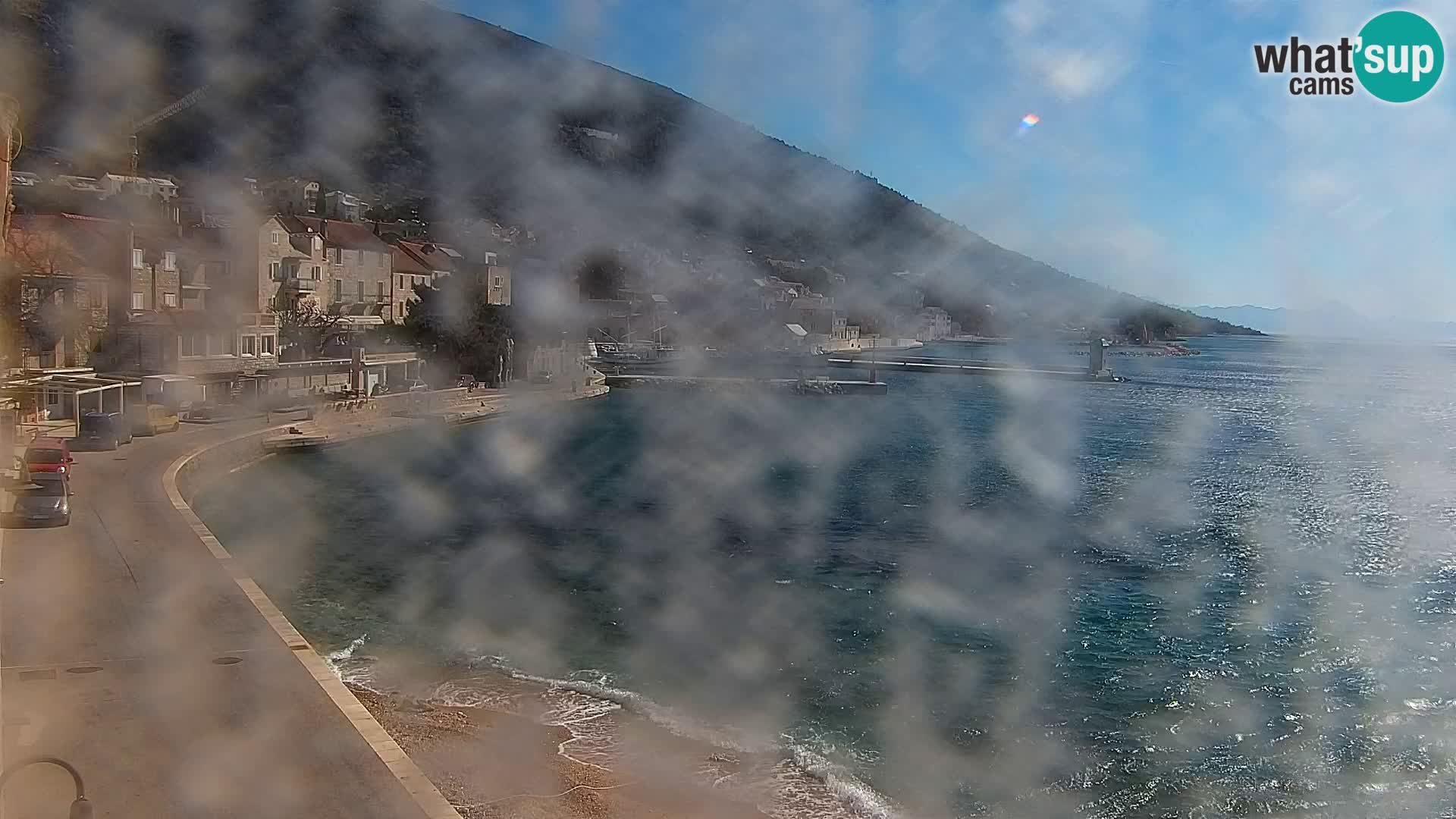 Spletna kamera Bol – Center mesta in marina v živo