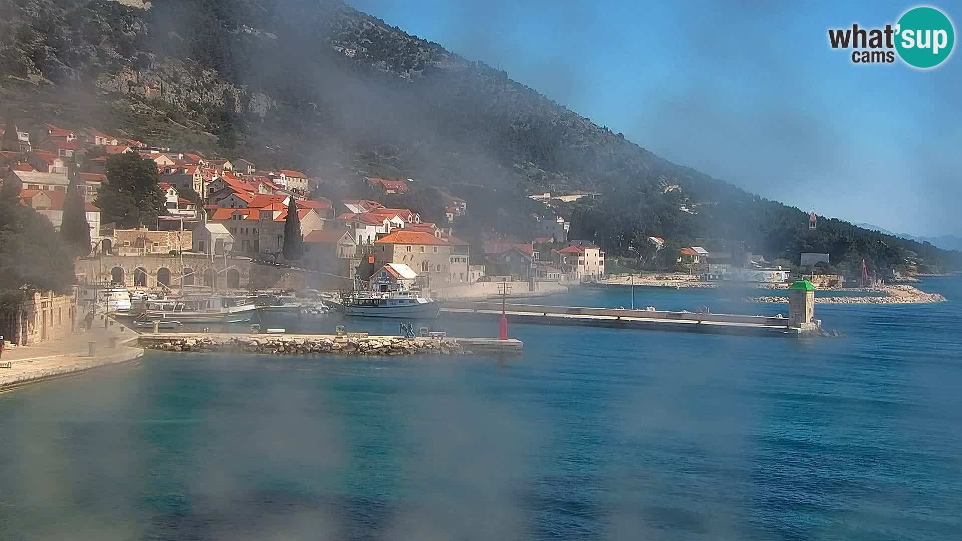 Spletna kamera Bol – Center mesta in marina v živo