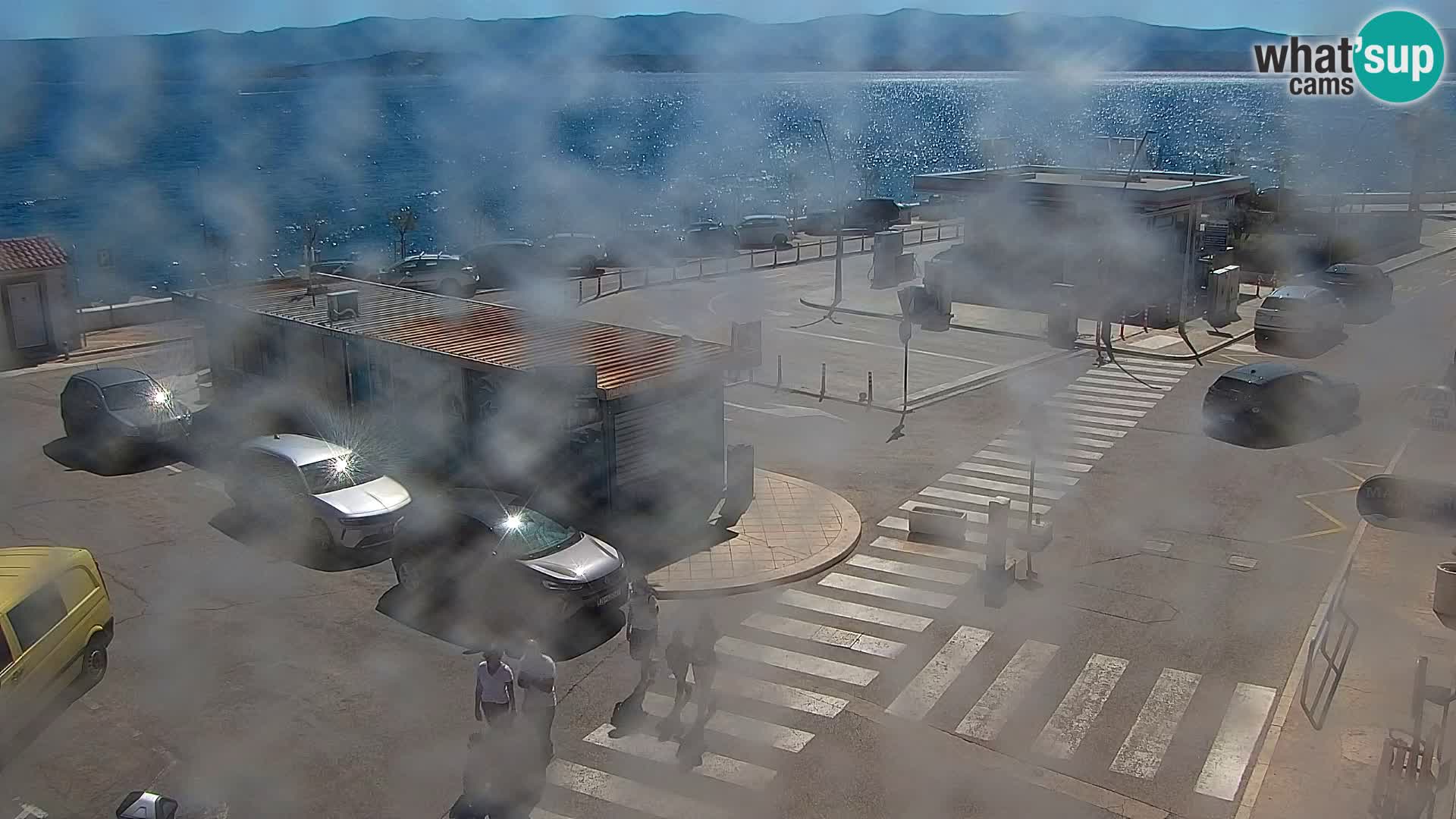 Spletna kamera Bol – Center mesta in marina v živo