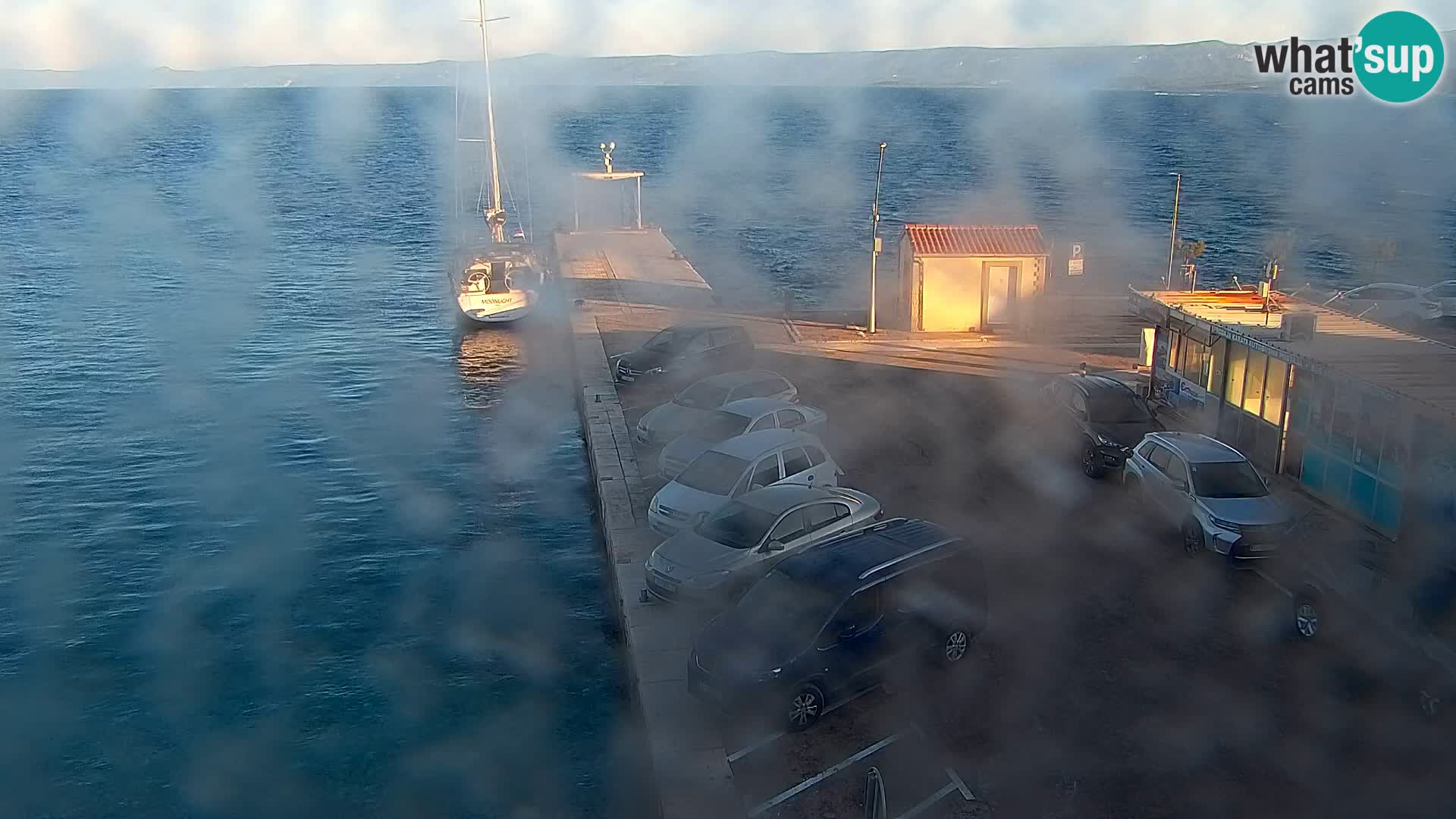 Spletna kamera Bol – Center mesta in marina v živo