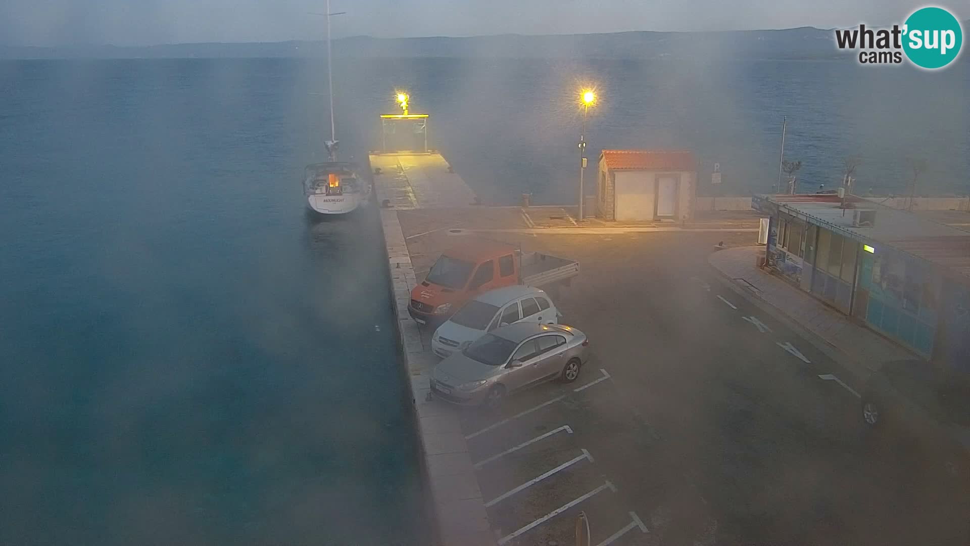 Spletna kamera Bol – Center mesta in marina v živo