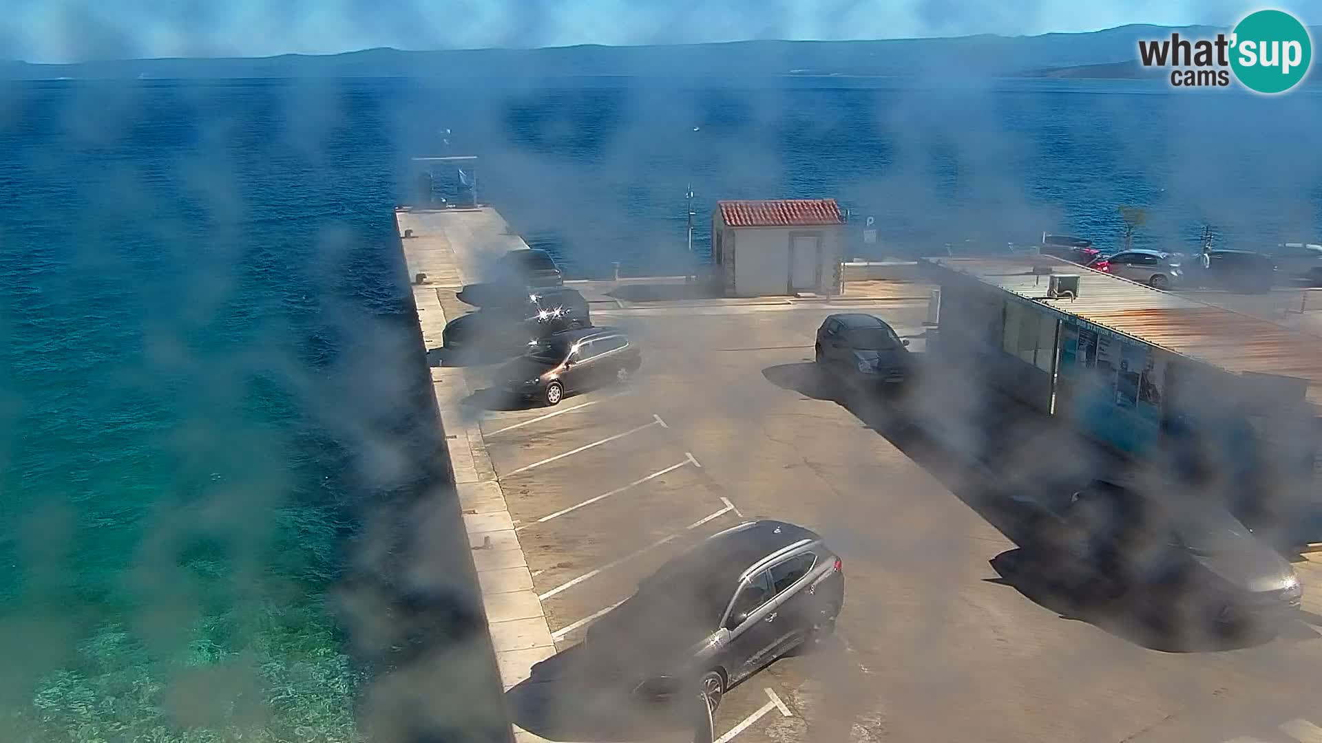 Spletna kamera Bol – Center mesta in marina v živo