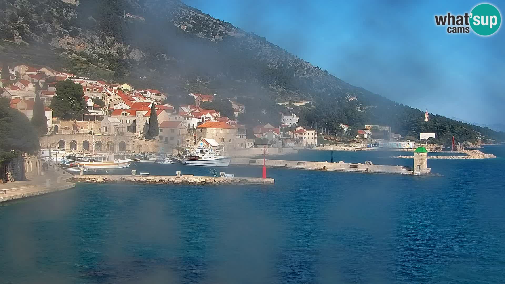 Web kamera Bol – Centar mjesta i marina | Pogled uživo