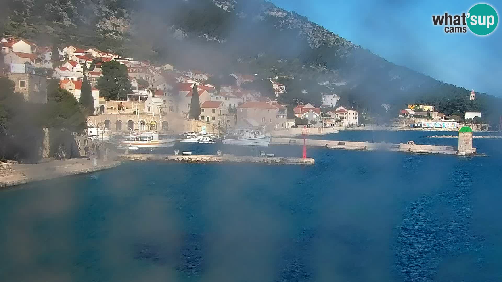 Spletna kamera Bol – Center mesta in marina v živo