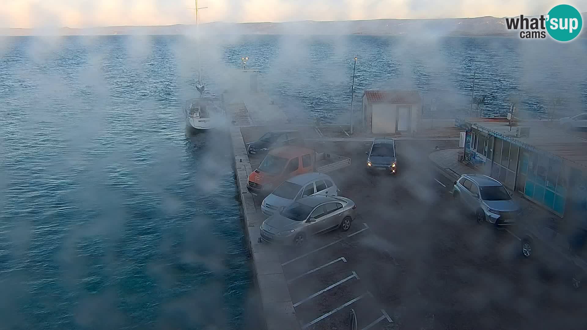 Spletna kamera Bol – Center mesta in marina v živo