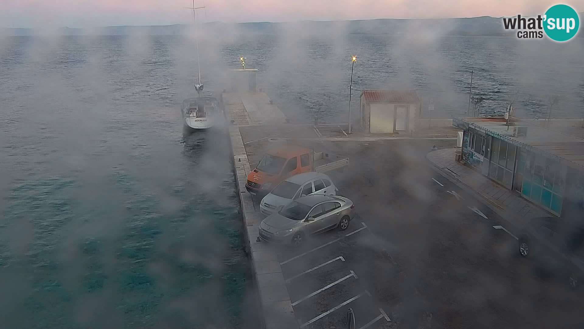 Spletna kamera Bol – Center mesta in marina v živo