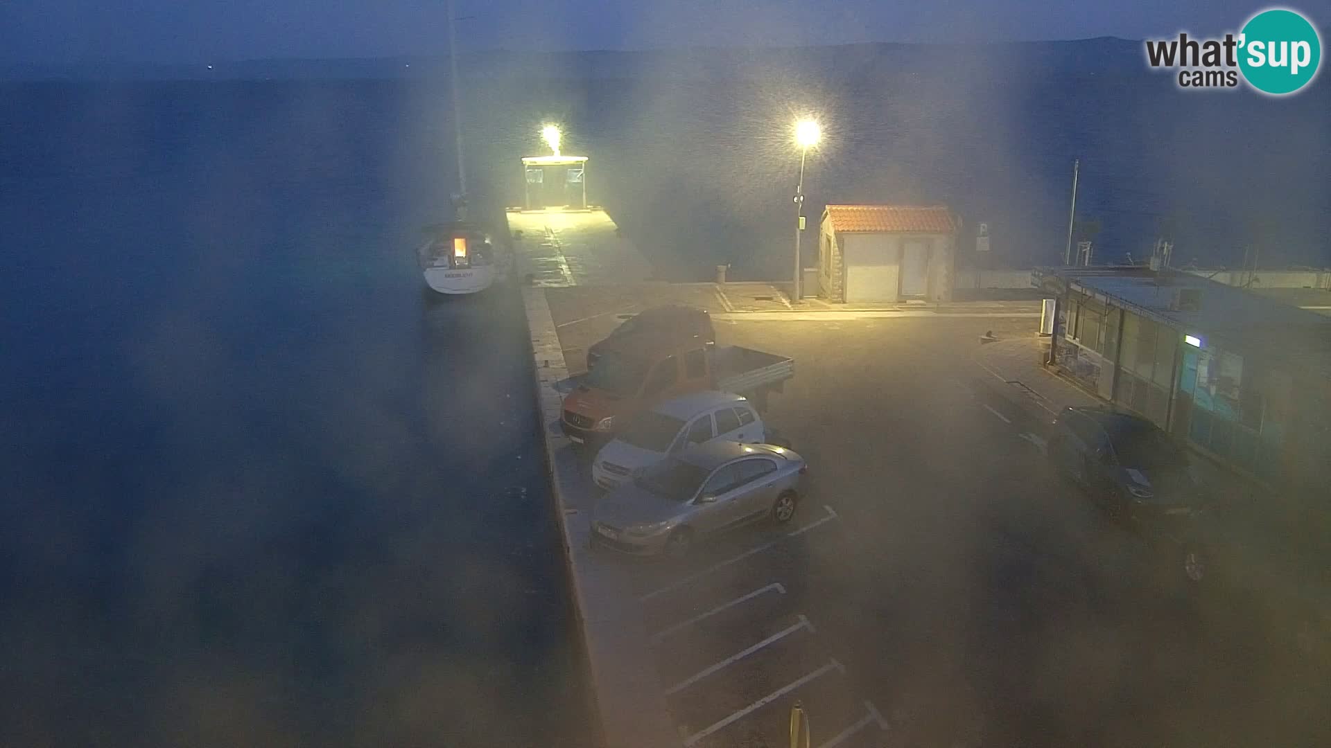 Spletna kamera Bol – Center mesta in marina v živo