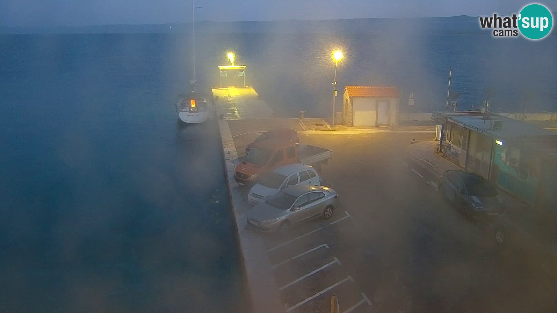 Spletna kamera Bol – Center mesta in marina v živo