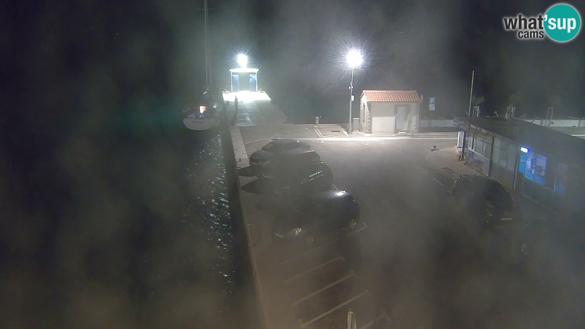 Spletna kamera Bol – Center mesta in marina v živo