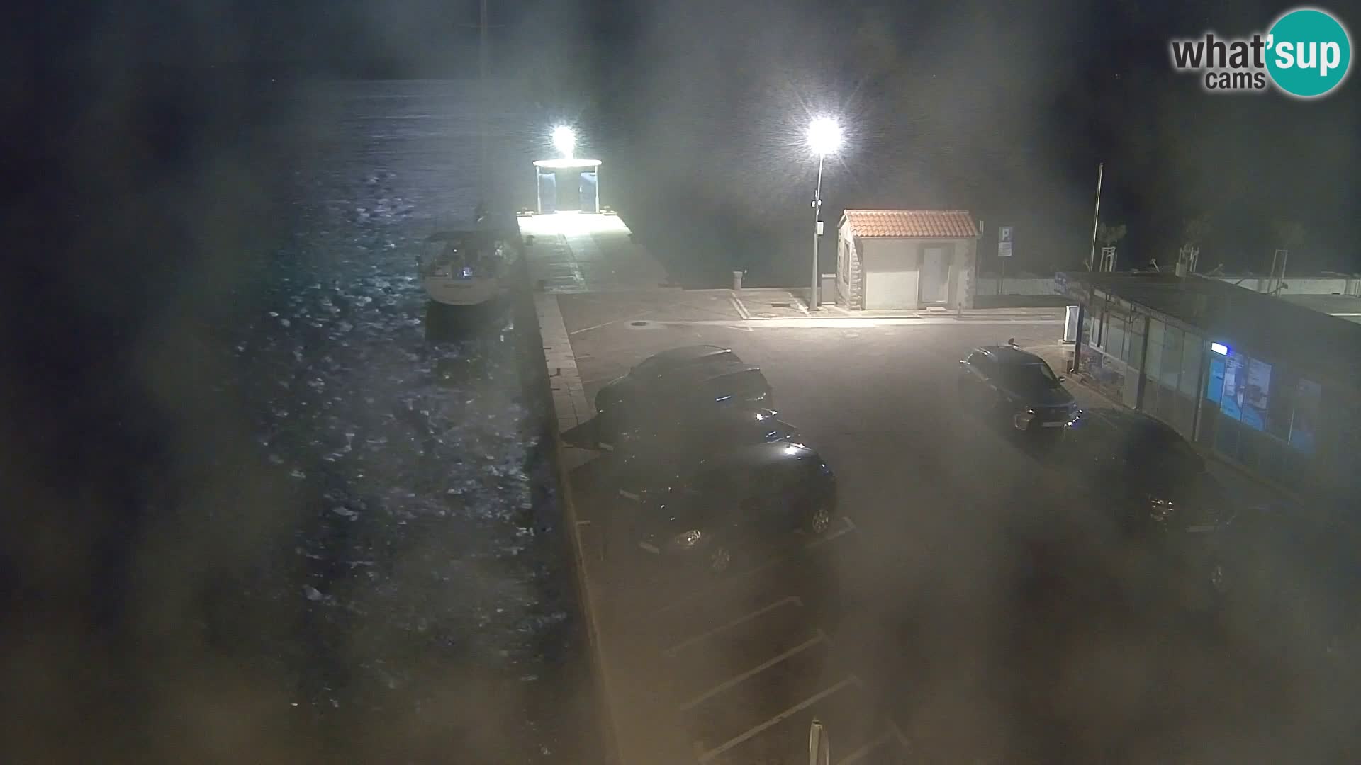 Spletna kamera Bol – Center mesta in marina v živo