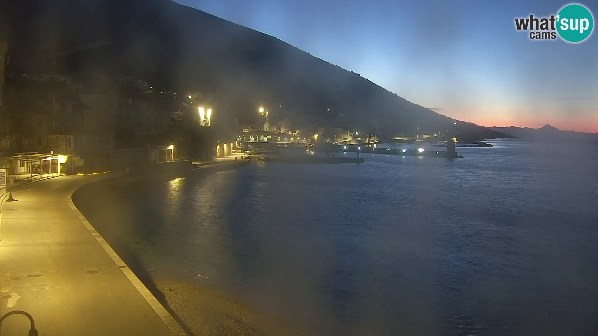 Spletna kamera Bol – Center mesta in marina v živo