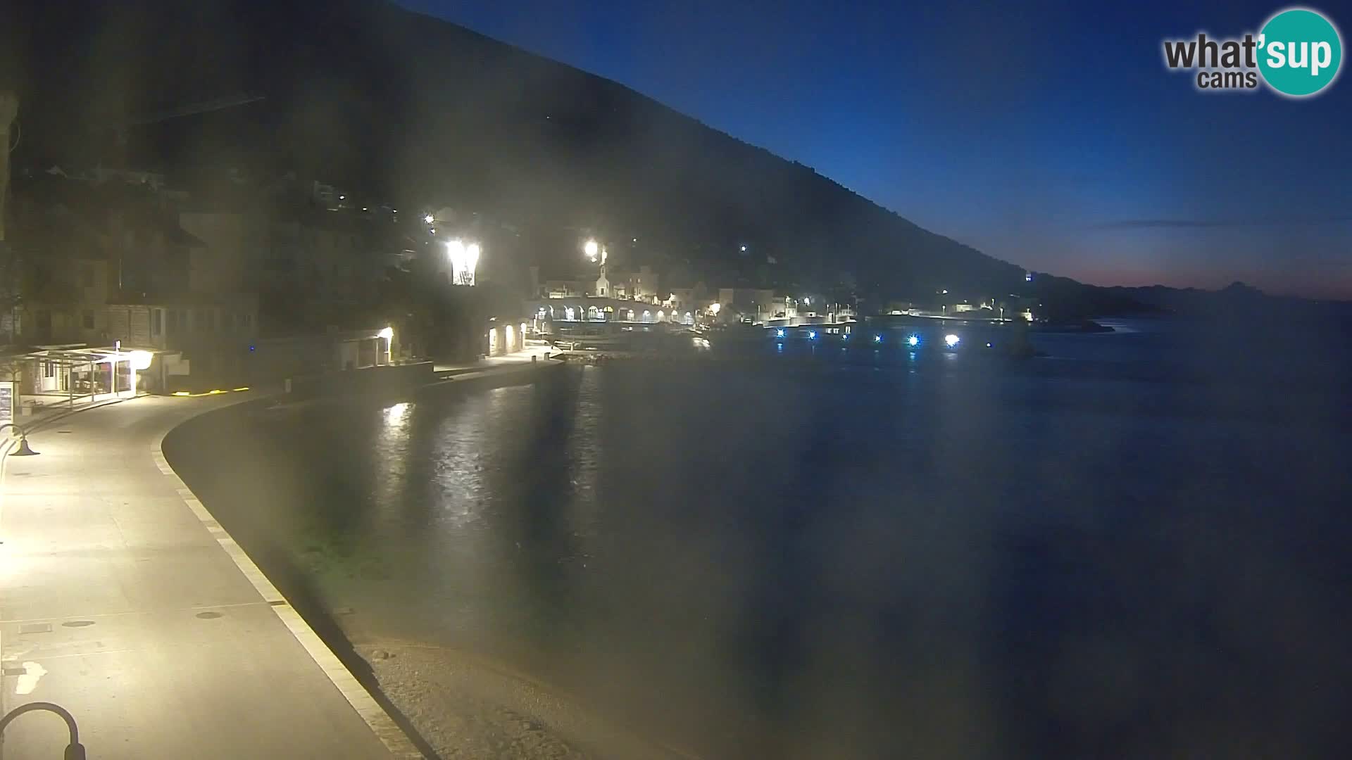 Spletna kamera Bol – Center mesta in marina v živo