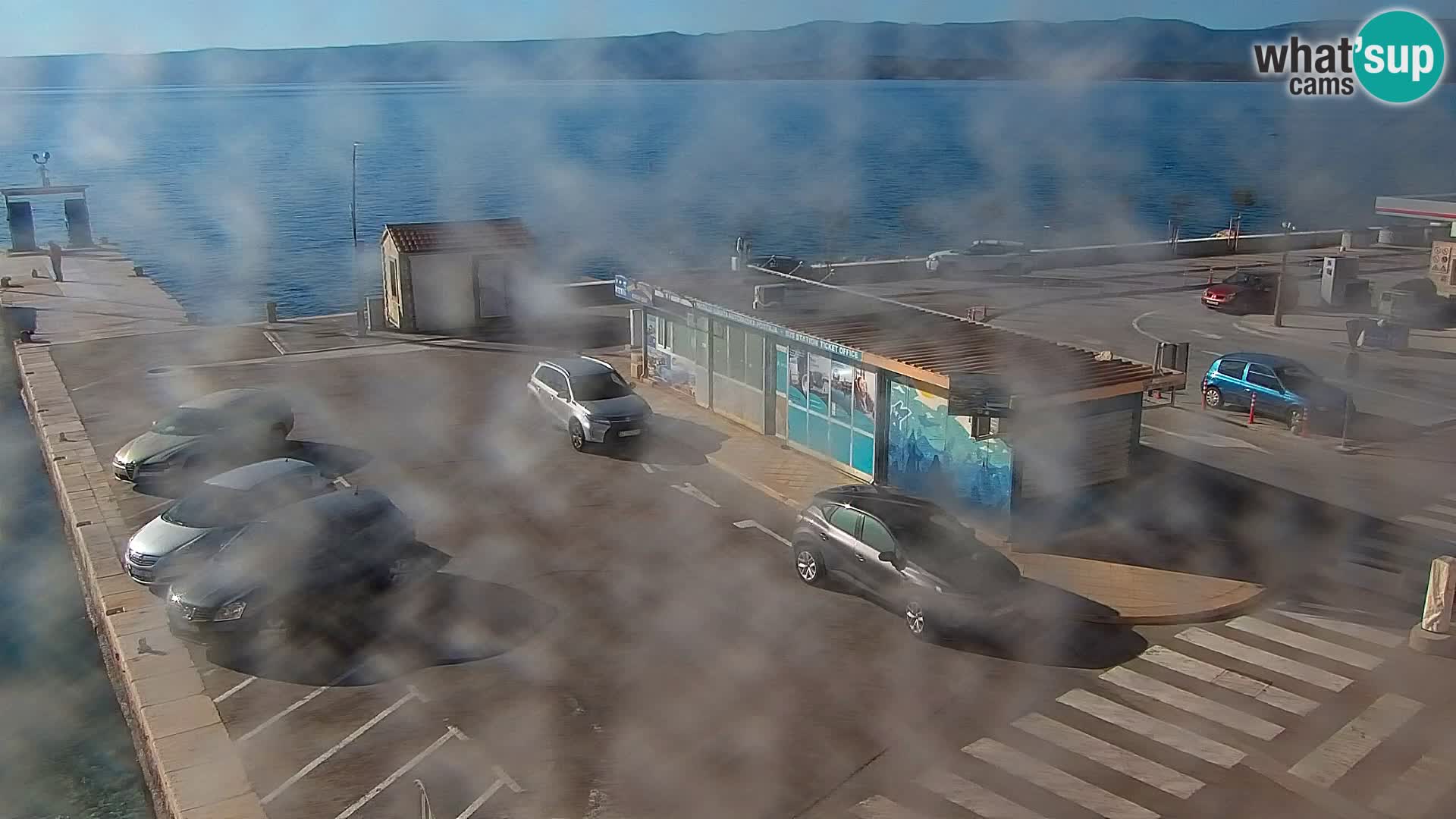 Spletna kamera Bol – Center mesta in marina v živo