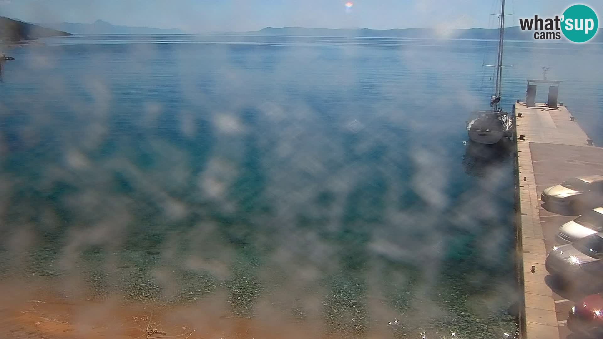 Spletna kamera Bol – Center mesta in marina v živo