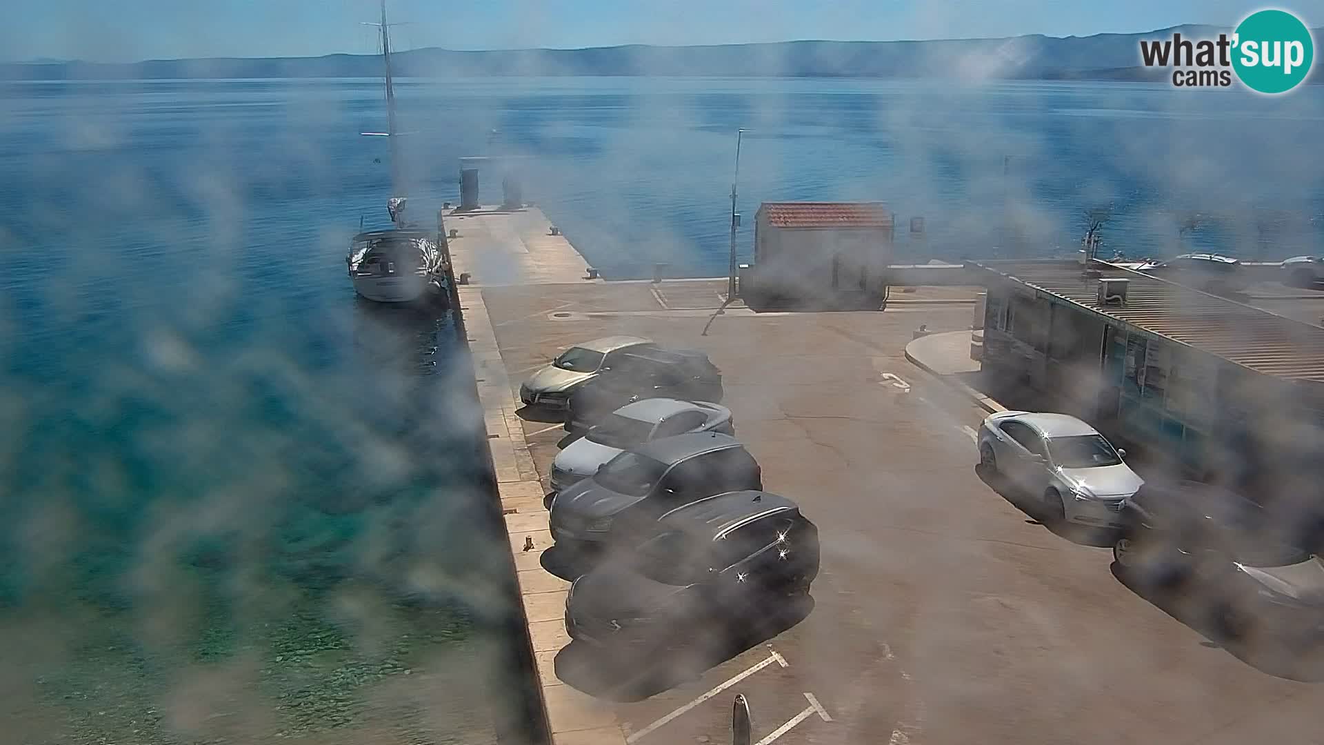 Spletna kamera Bol – Center mesta in marina v živo