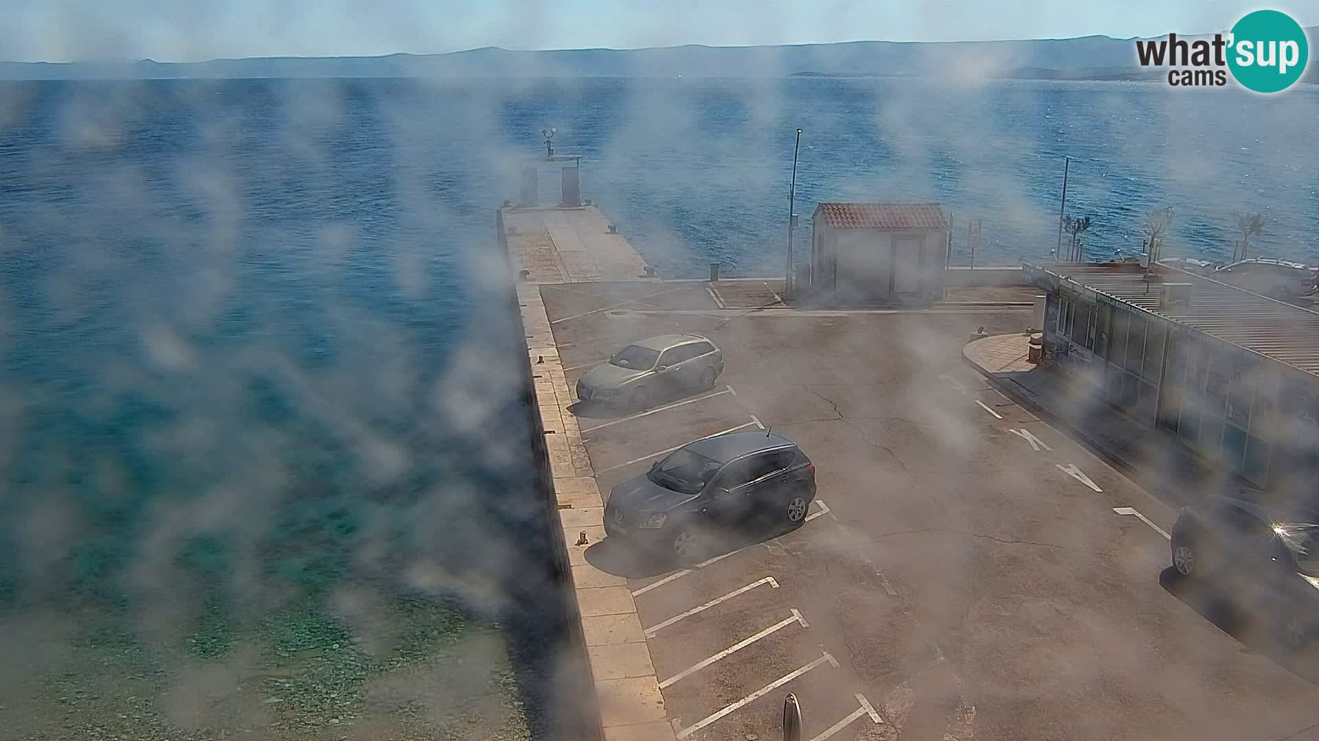 Spletna kamera Bol – Center mesta in marina v živo