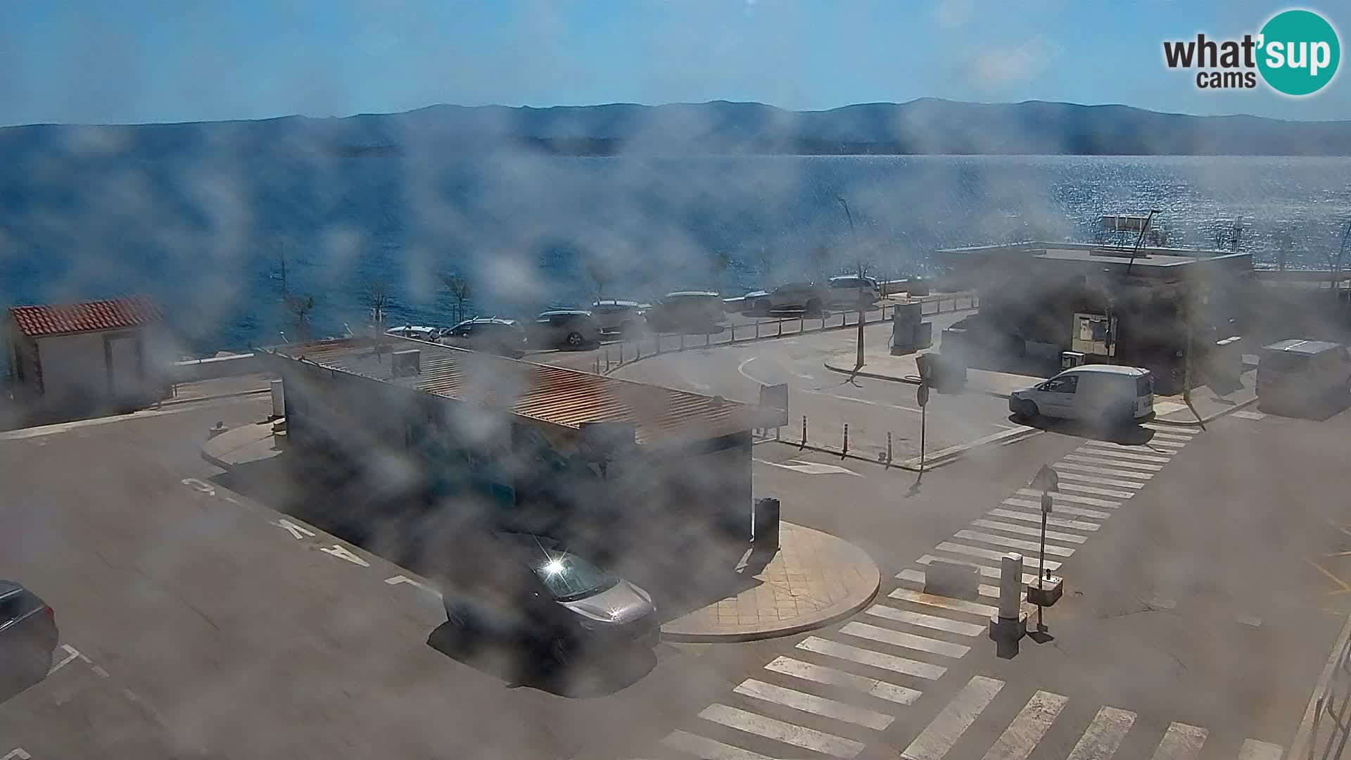 Spletna kamera Bol – Center mesta in marina v živo