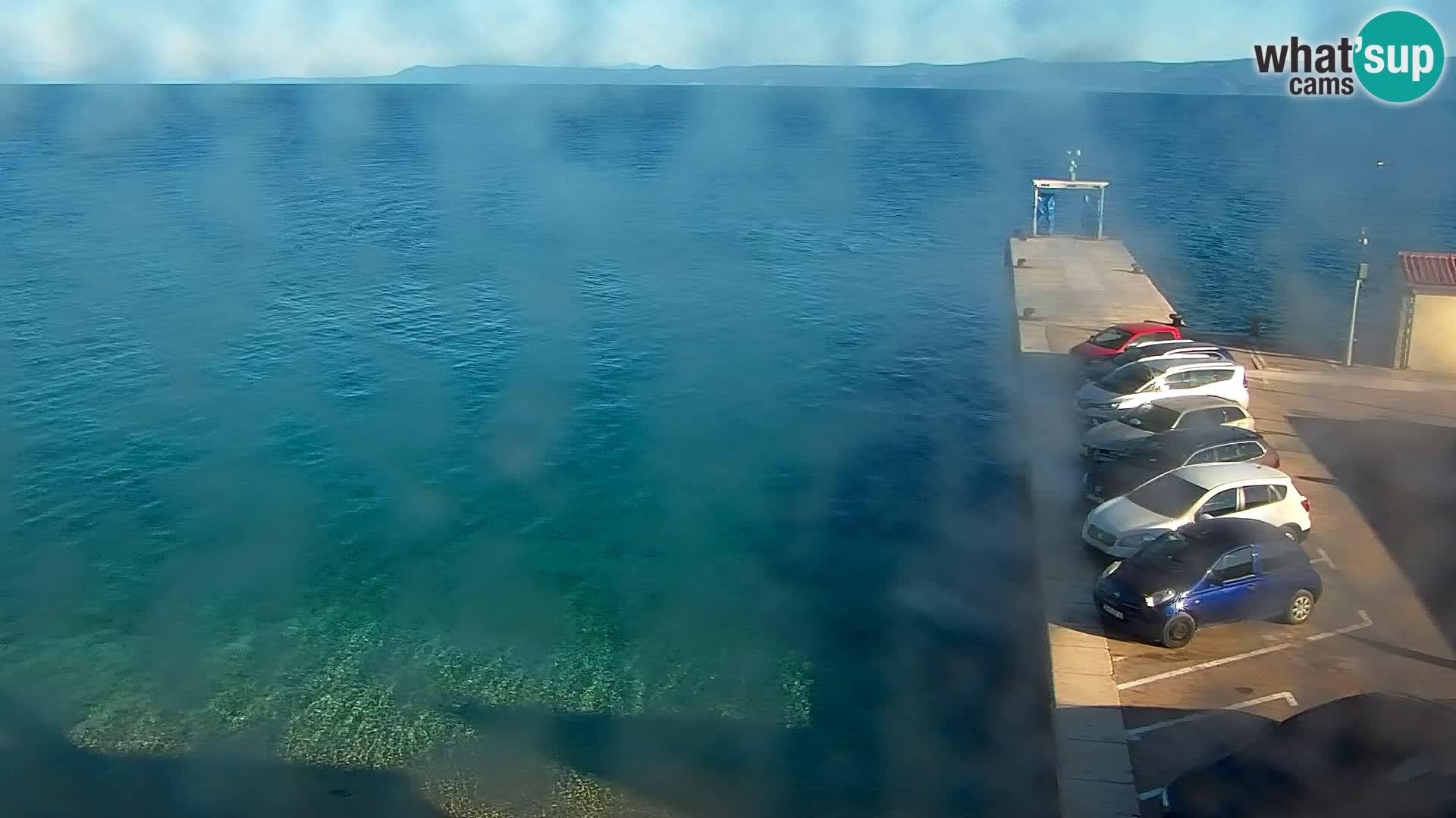 Spletna kamera Bol – Center mesta in marina v živo