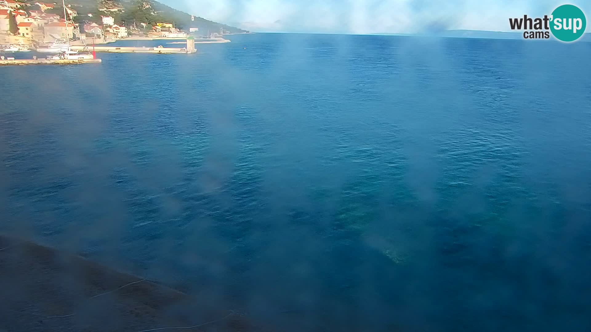 Spletna kamera Bol – Center mesta in marina v živo