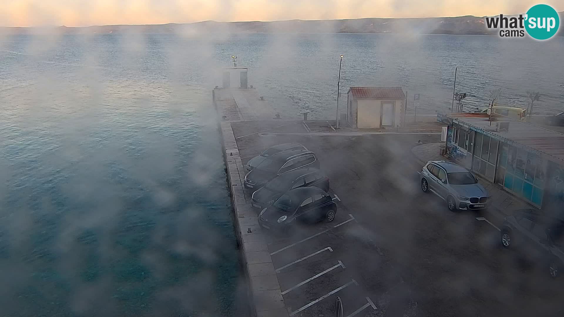 Spletna kamera Bol – Center mesta in marina v živo