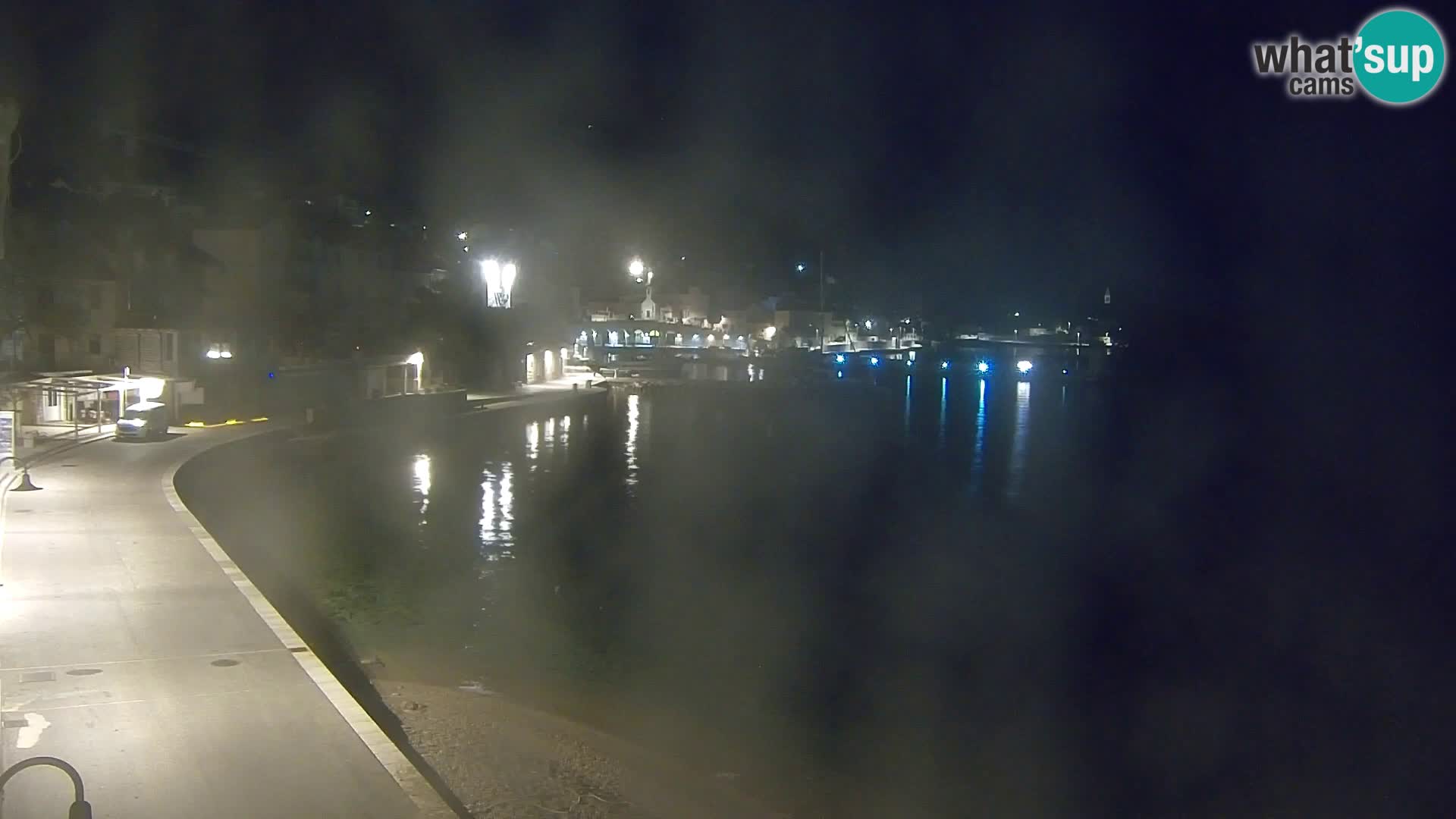 Spletna kamera Bol – Center mesta in marina v živo